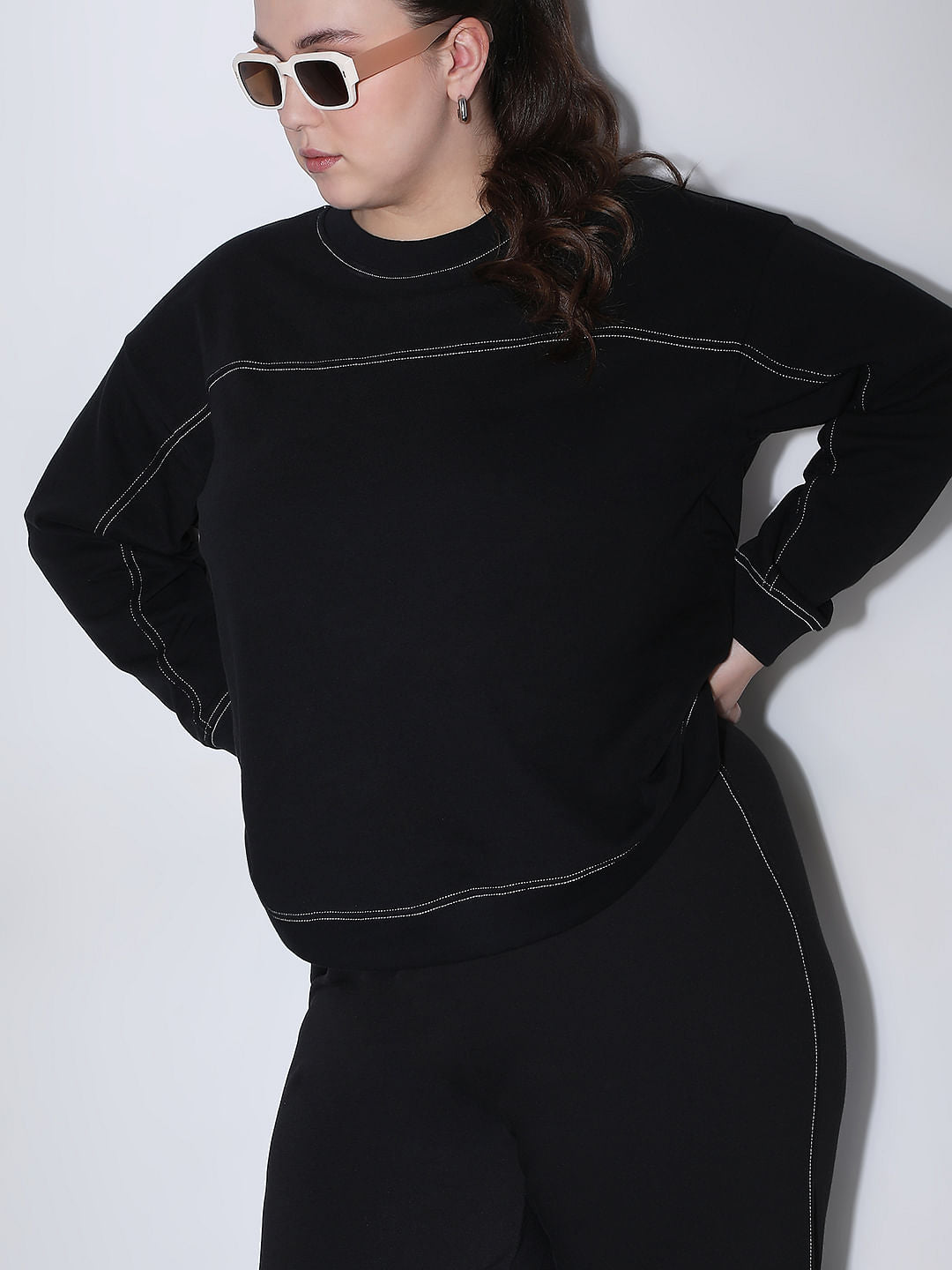 CURVE BLACK STITCH LINE DETAILED SWEATSHIRT