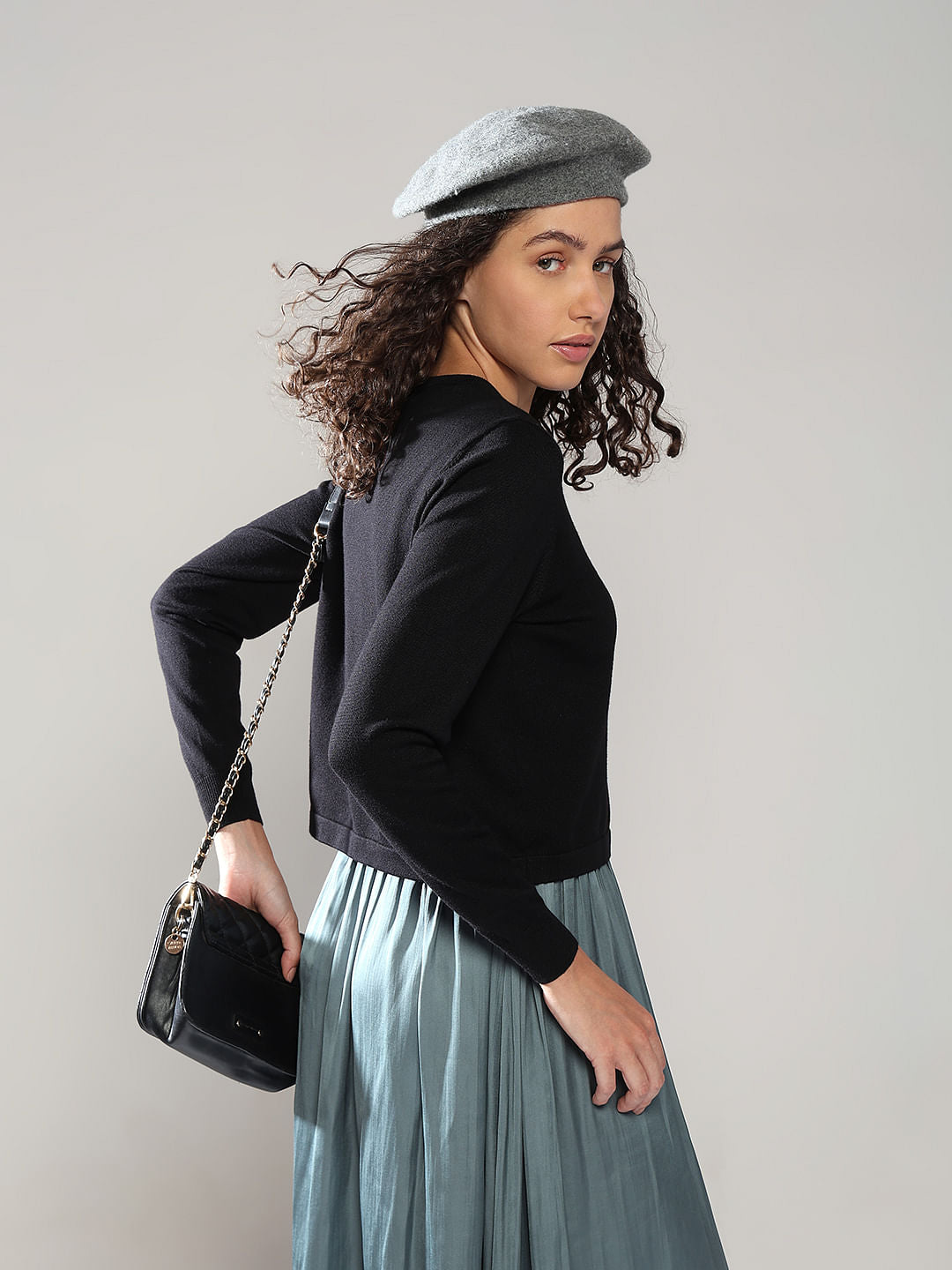 Black O-Neck Pullover