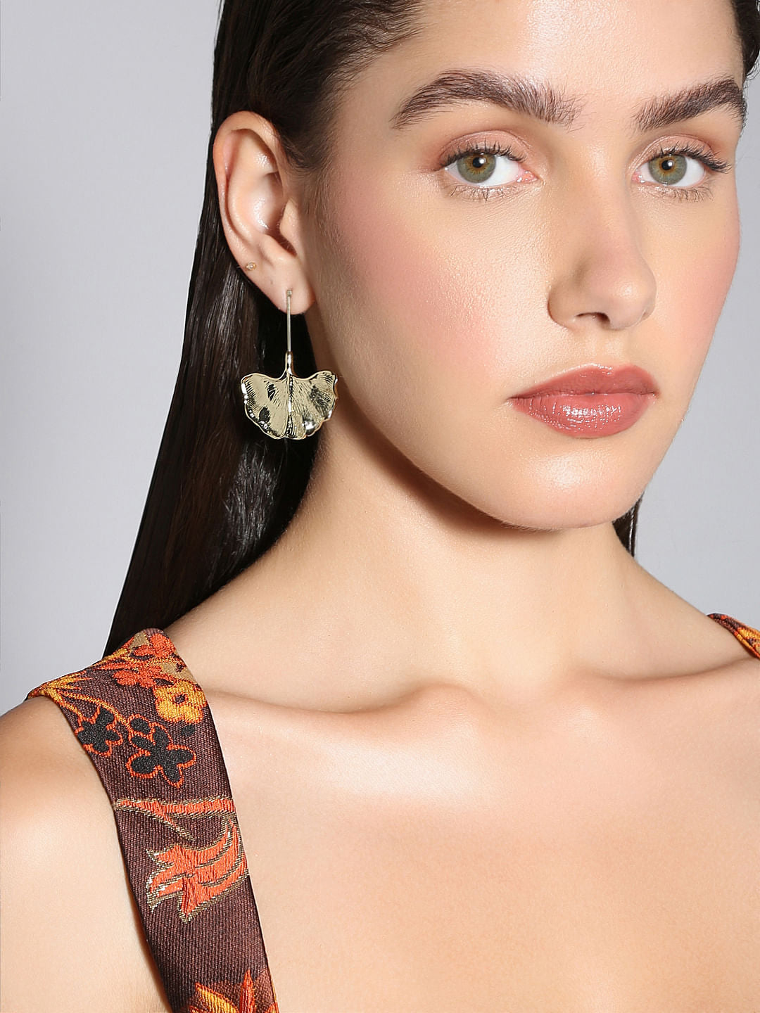 Vero Mida Golden Beaten Dandelion Earrings