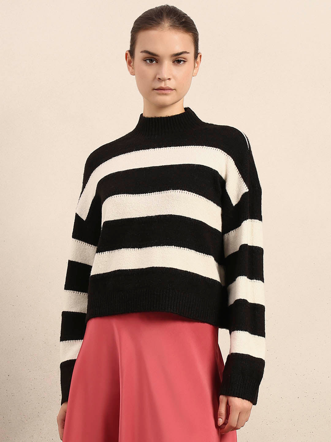 High-Neck Colourblocked Pullover - Black