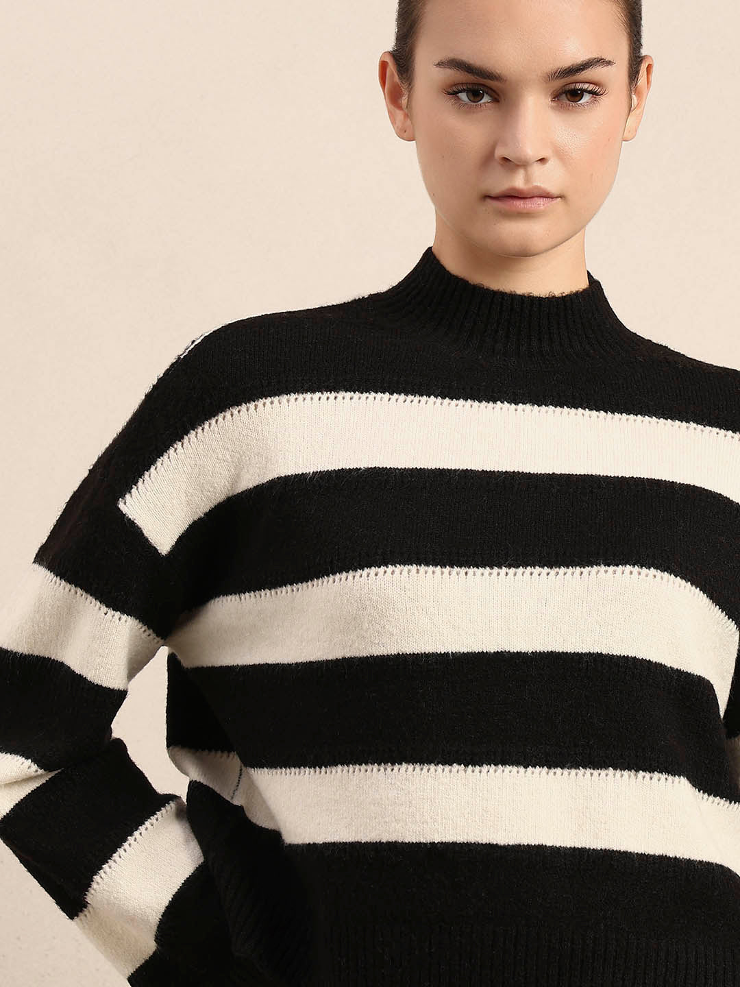 High-Neck Colourblocked Pullover - Black