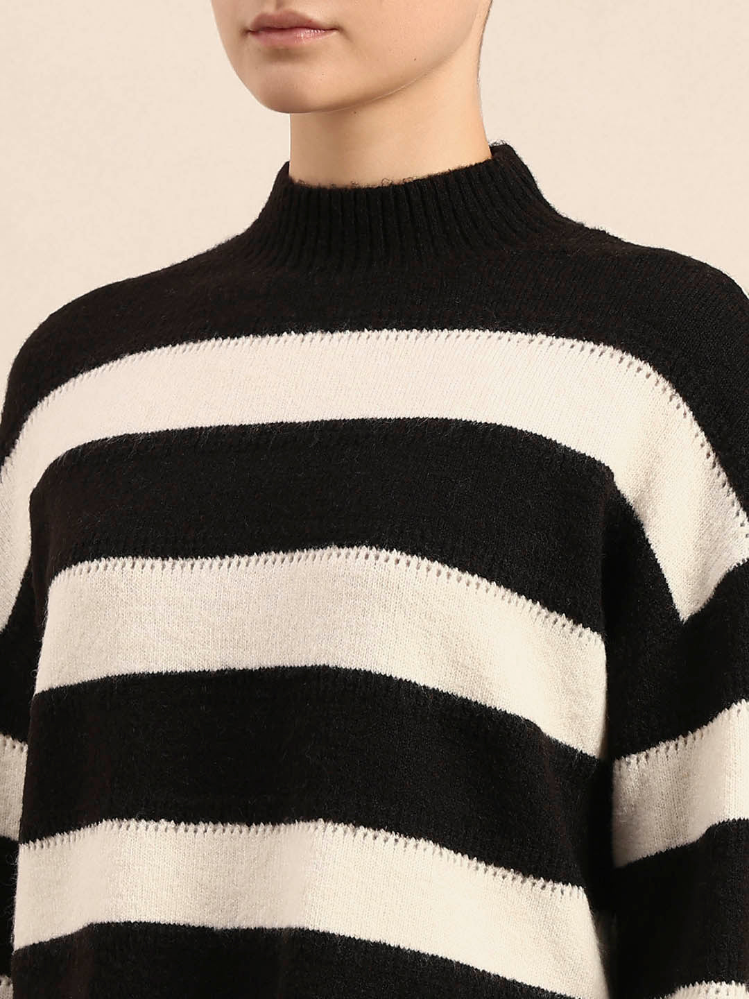 High-Neck Colourblocked Pullover - Black