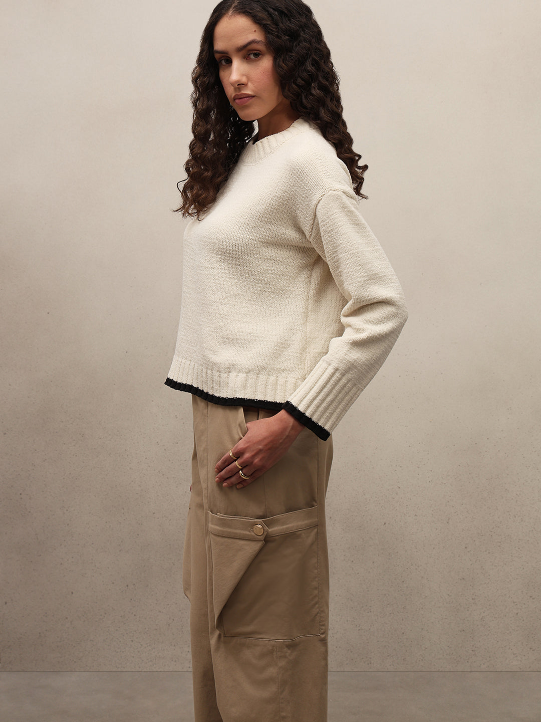O-Neck Contrast Hem Pullover