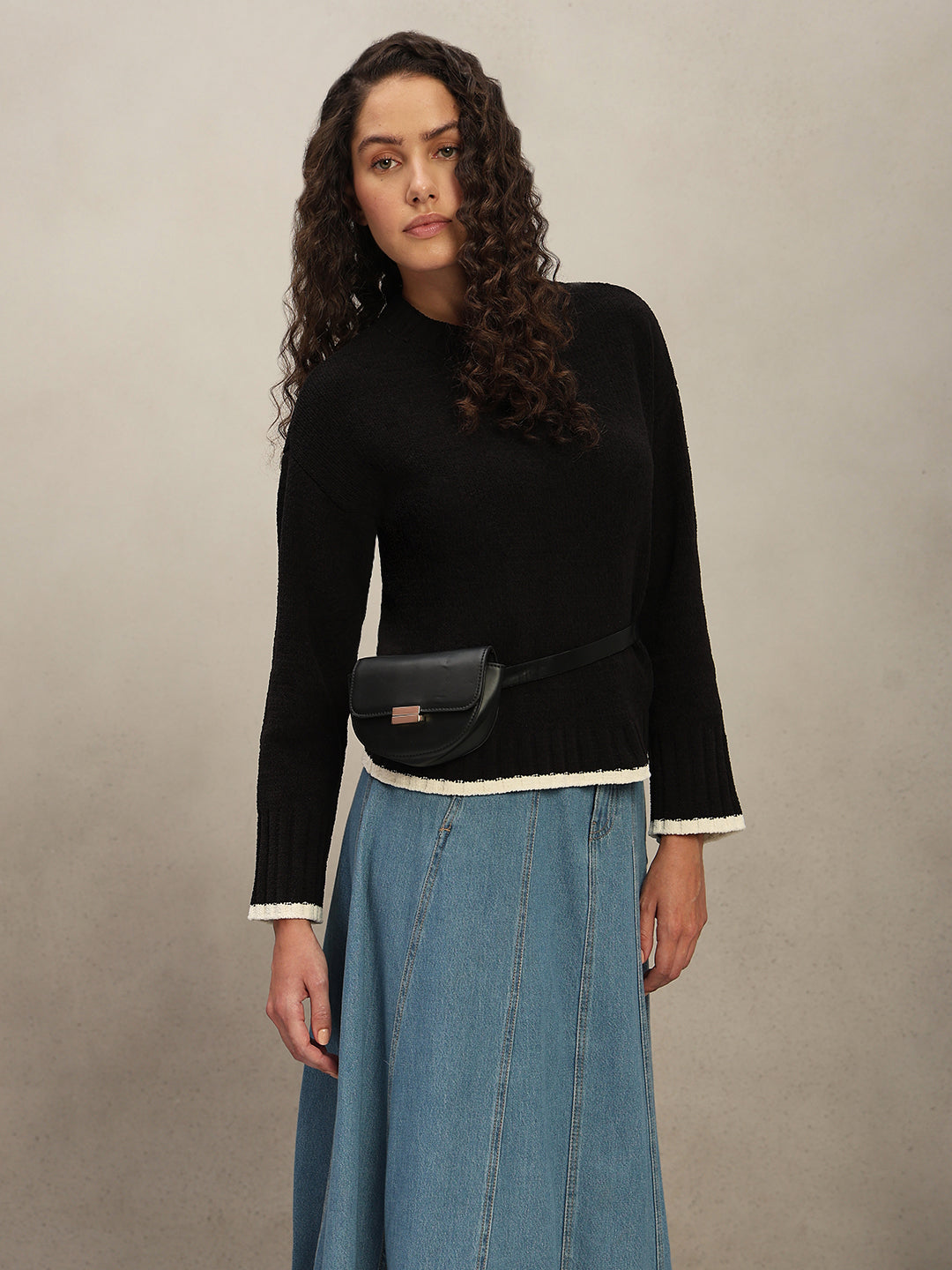 O-Neck Contrast Hem Pullover - Black