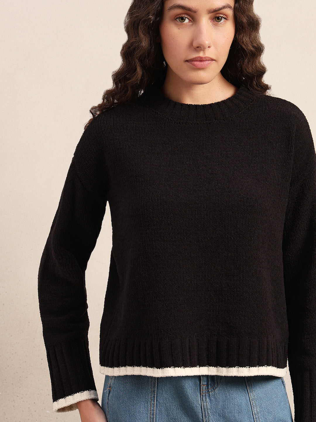 O-Neck Contrast Hem Pullover - Black
