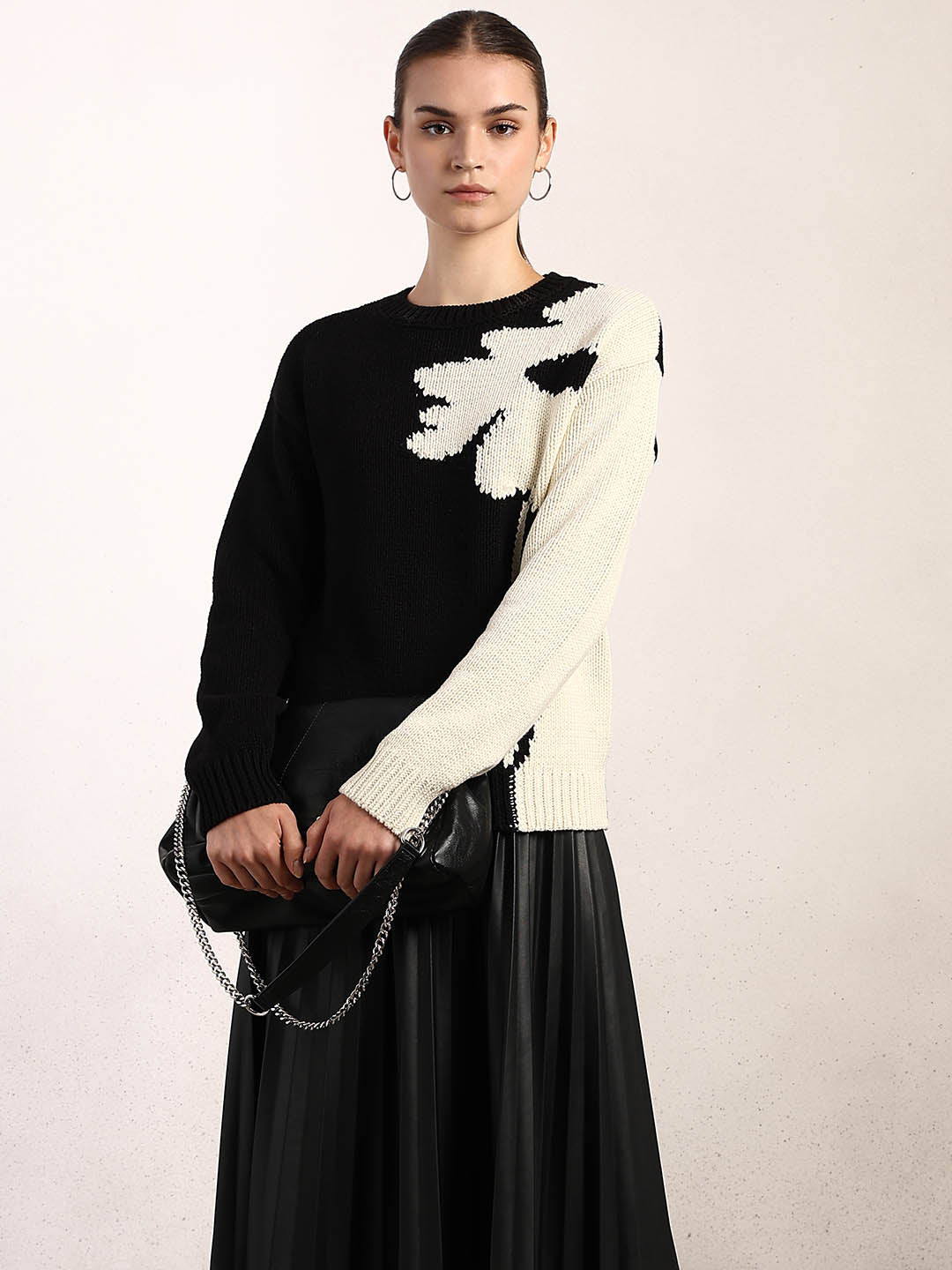 Dual Tone O-Neck Pullover - Black