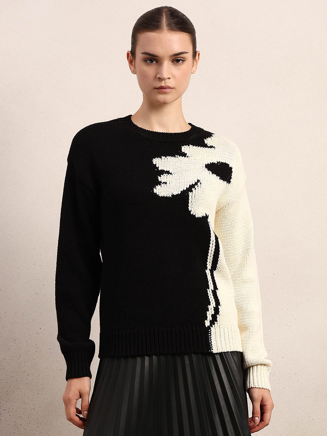 Dual Tone O-Neck Pullover - Black