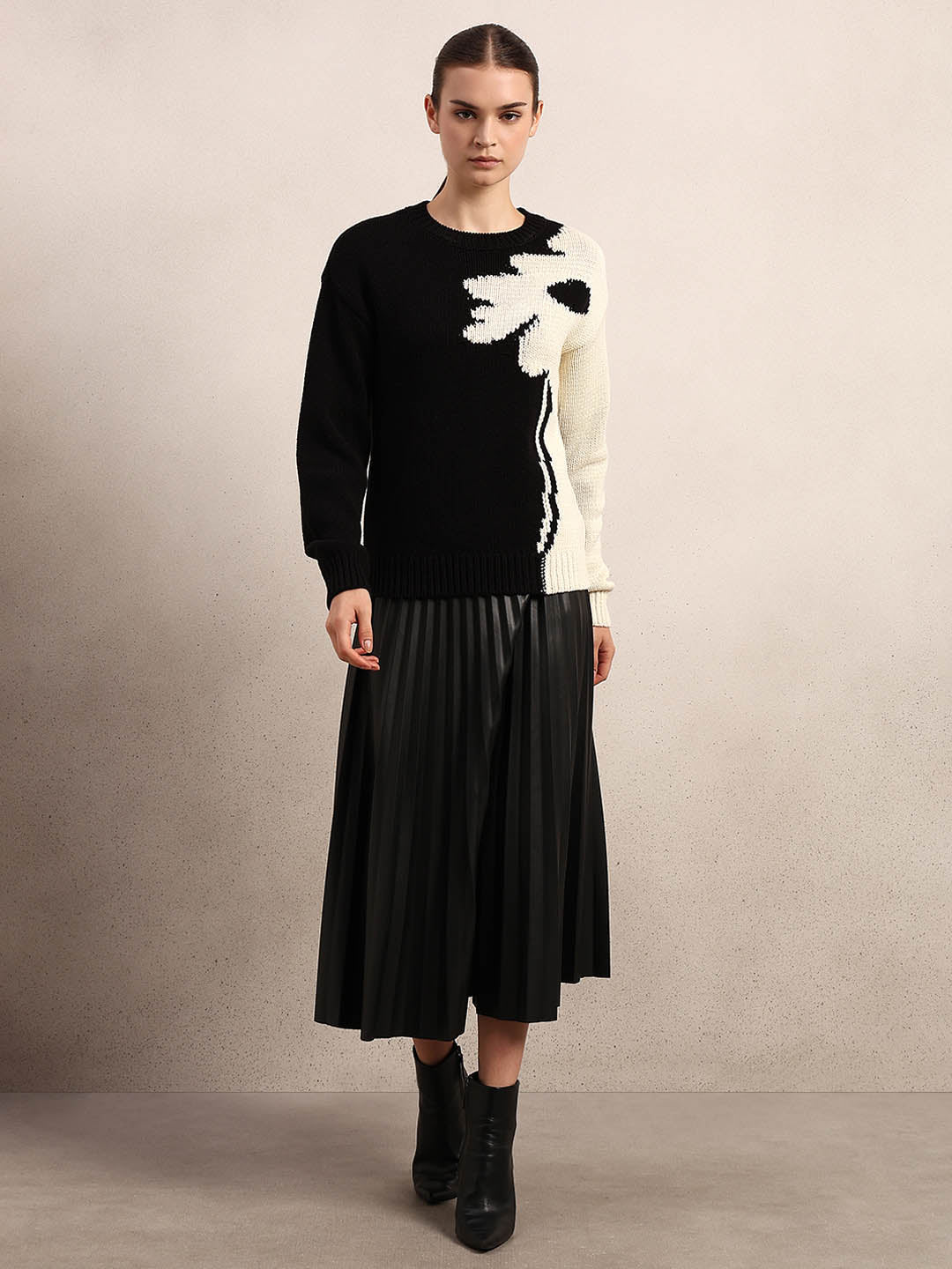 Dual Tone O-Neck Pullover - Black