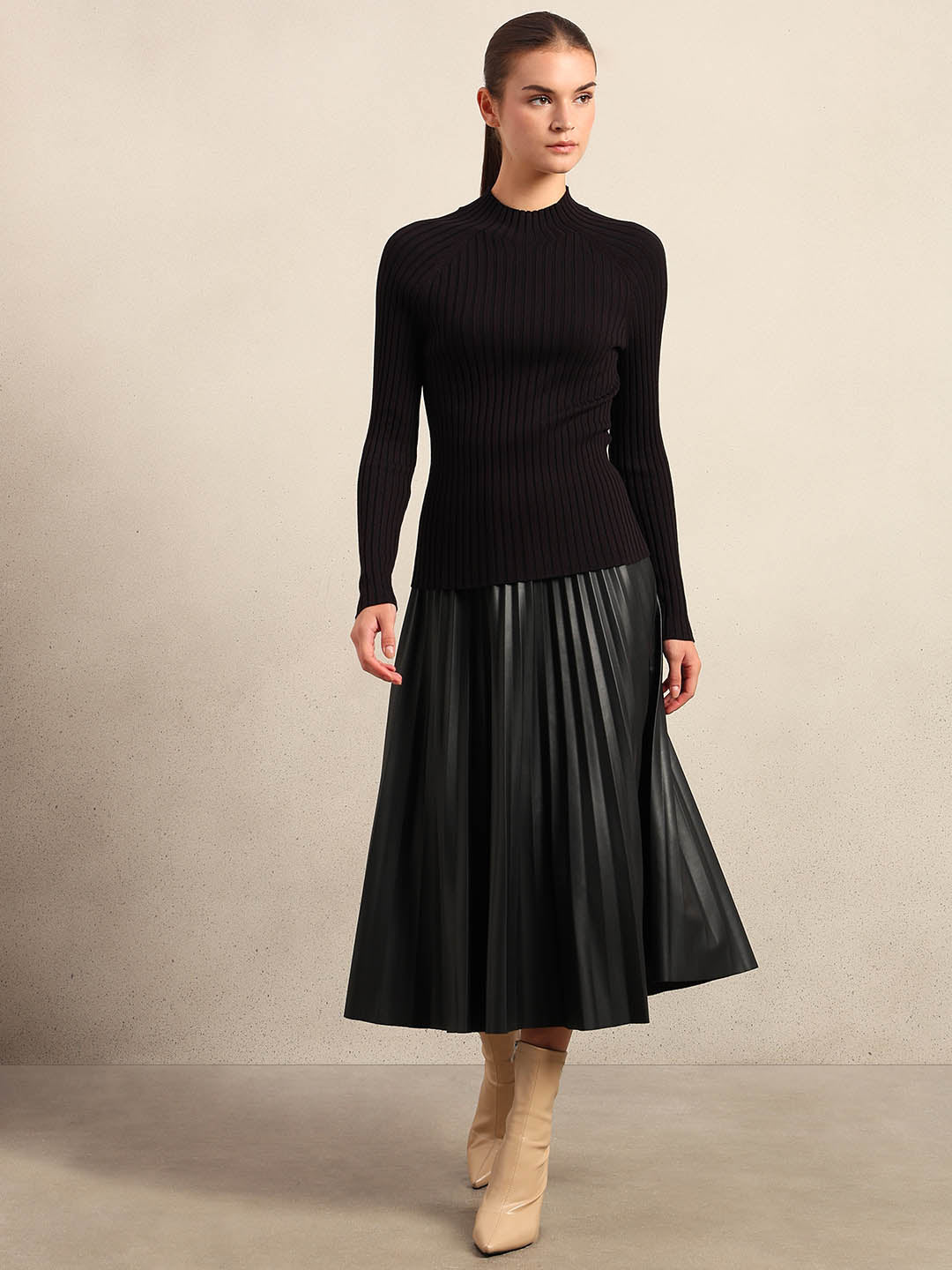 Black Ribbed Knit Fitted Top