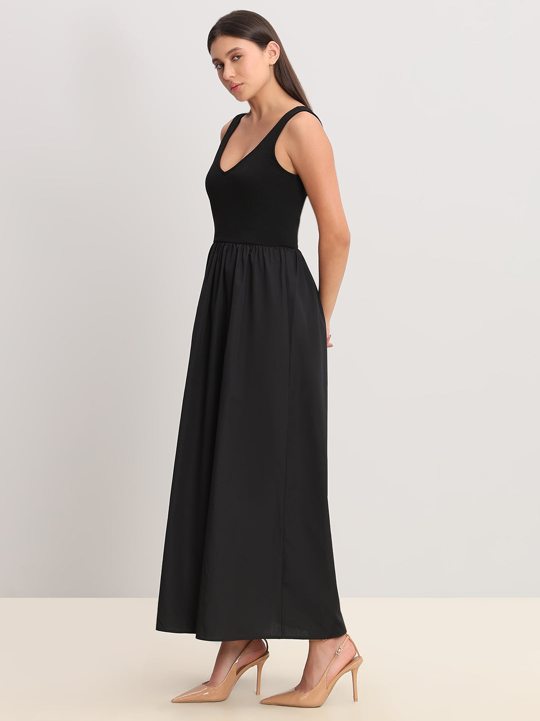 Black V-Neck Sleeveless Dress