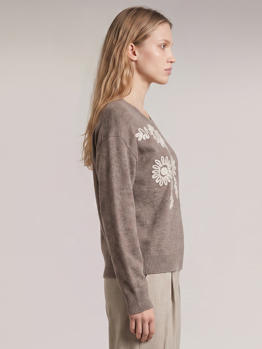 Embroidered O-Neck Pullover
