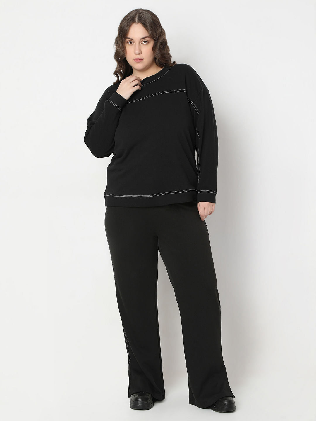 Curve Black Stitch Line Detailed Sweatshirt