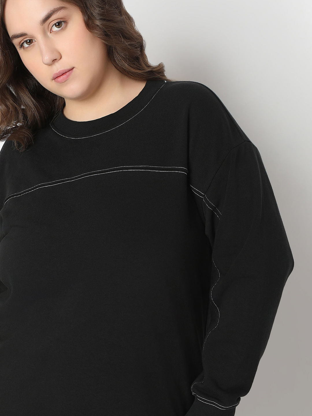 Curve Black Stitch Line Detailed Sweatshirt