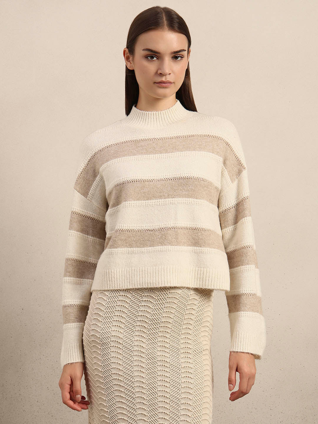High-Neck Colourblocked Pullover - Beige