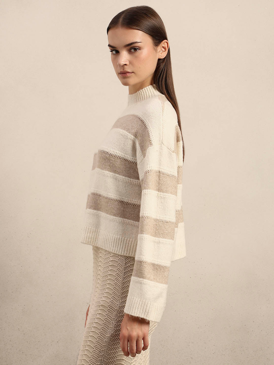 High-Neck Colourblocked Pullover - Beige