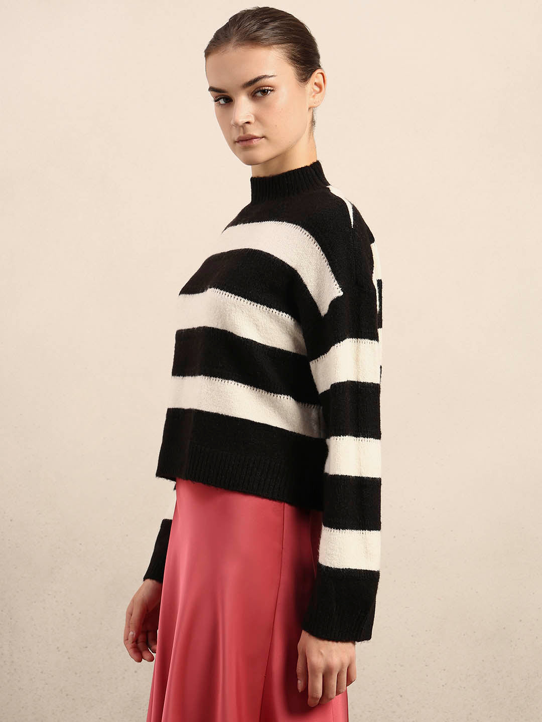 High-Neck Colourblocked Pullover - Black