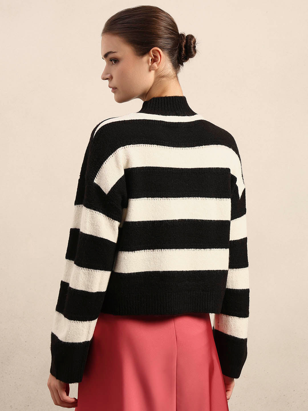 High-Neck Colourblocked Pullover - Black