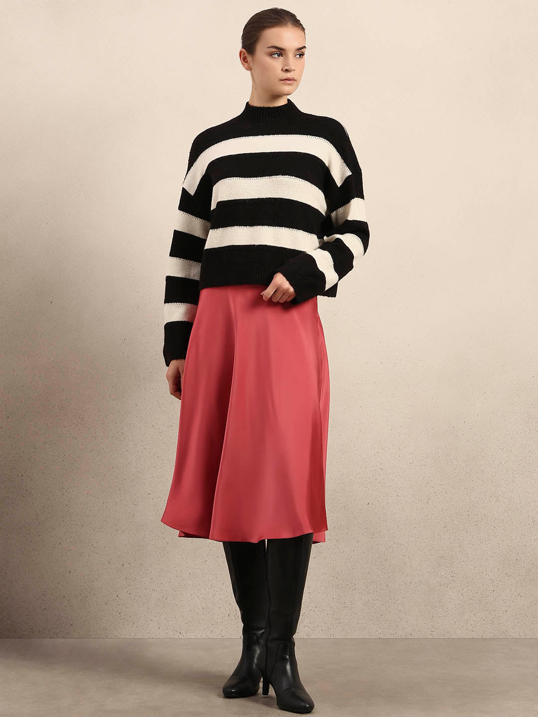 High-Neck Colourblocked Pullover - Black