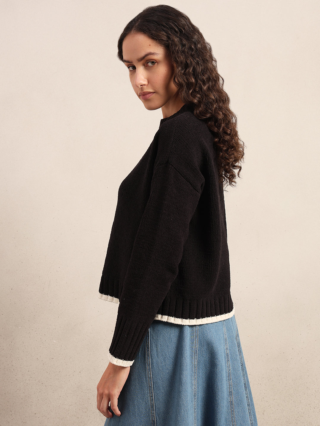 O-Neck Contrast Hem Pullover - Black