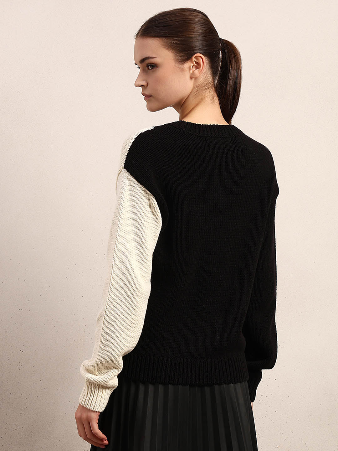 Dual Tone O-Neck Pullover - Black