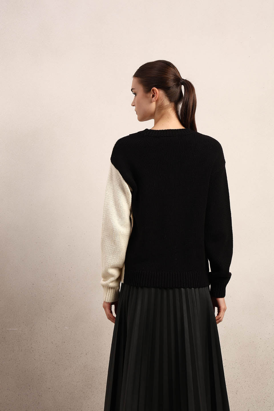 Dual Tone O-Neck Pullover - Black