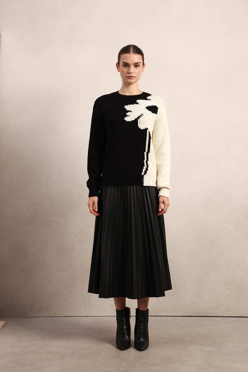 Dual Tone O-Neck Pullover - Black