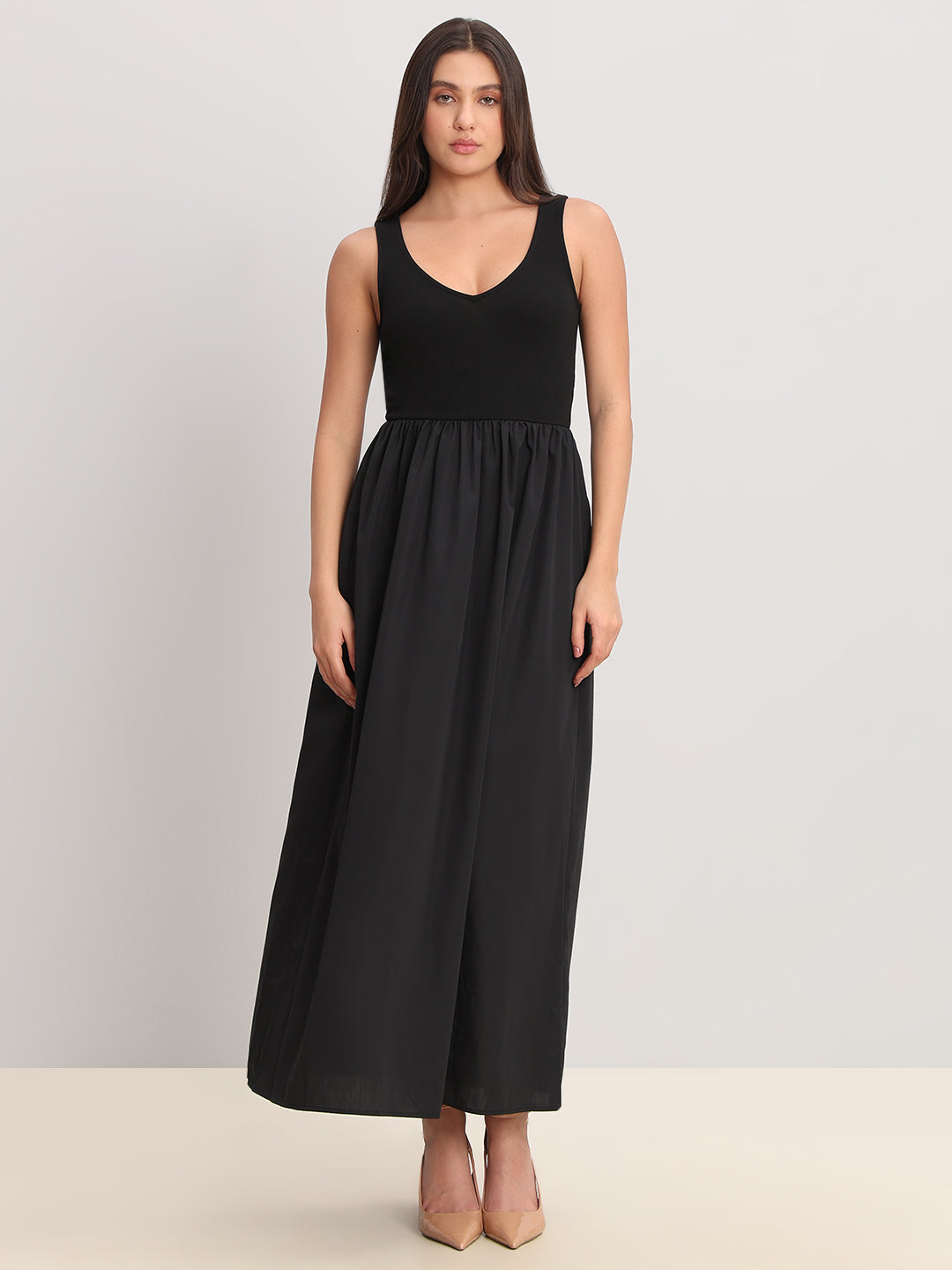 Black V-Neck Sleeveless Dress