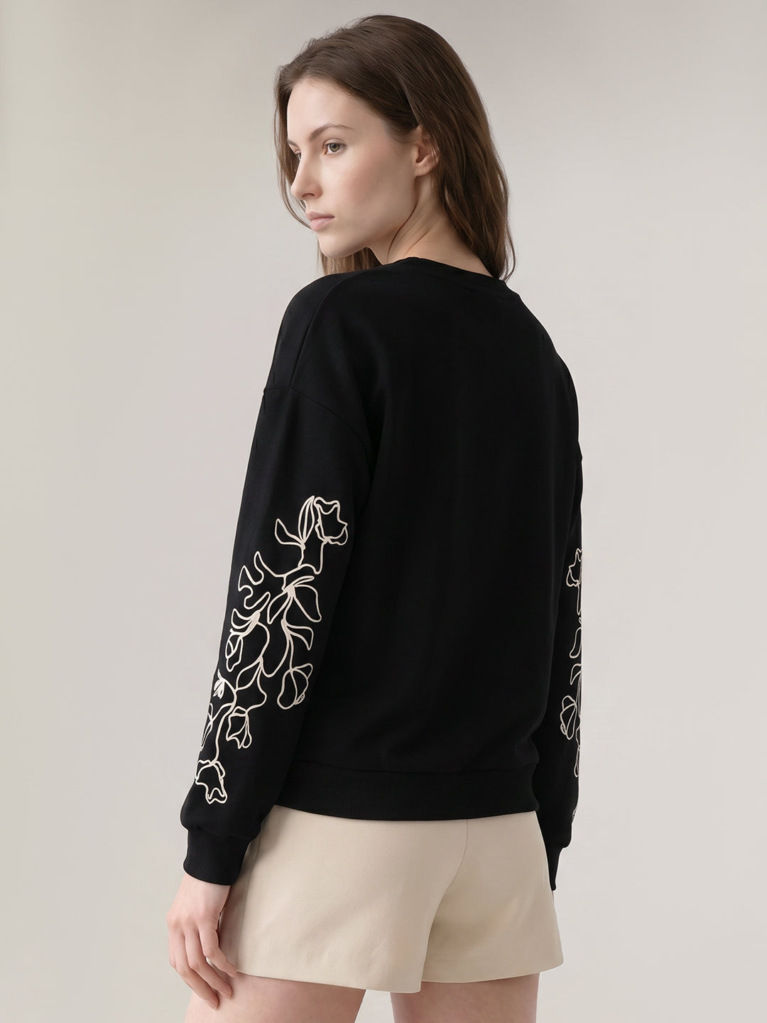 Black O-Neck Sweatshirt