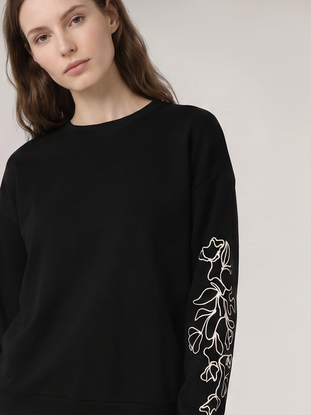 Black O-Neck Sweatshirt