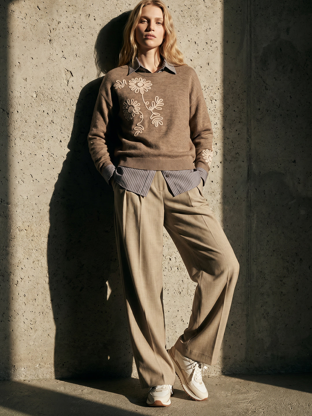Embroidered O-Neck Pullover
