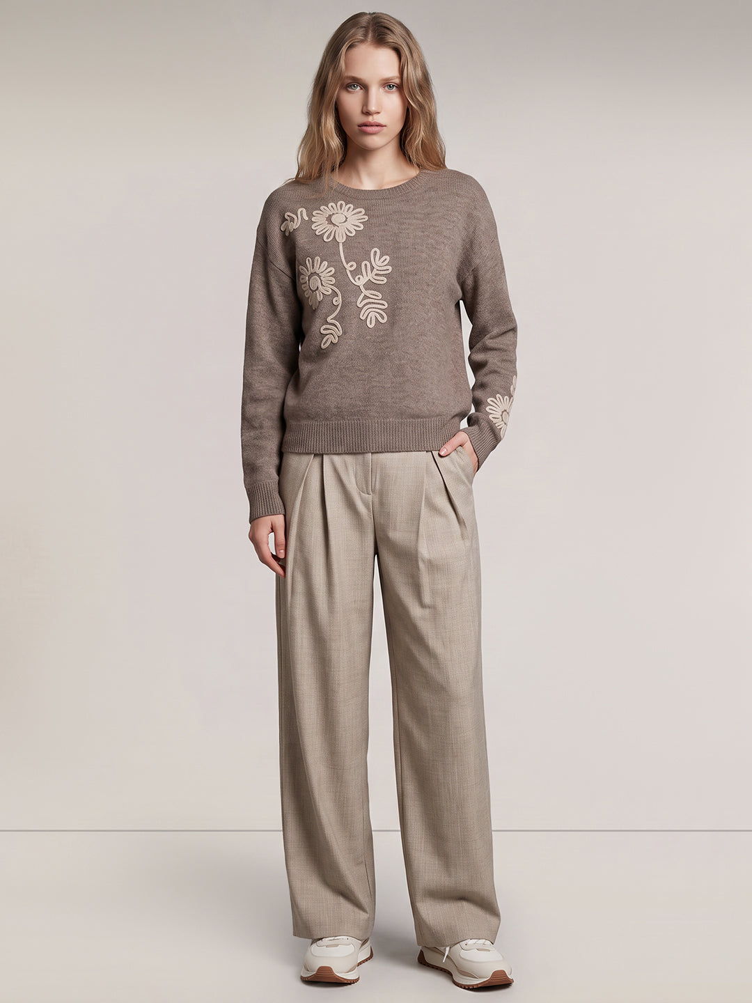 Embroidered O-Neck Pullover