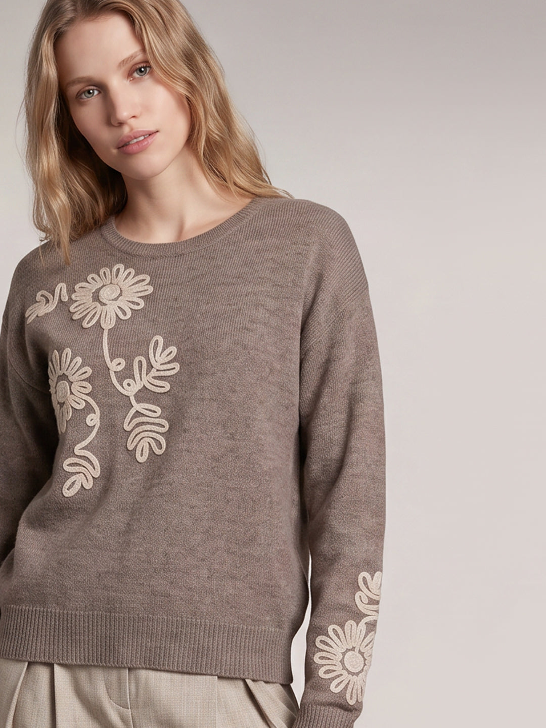 Embroidered O-Neck Pullover